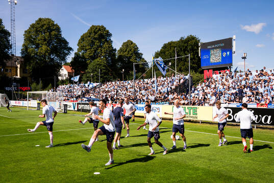 Malmö FFs spelare värmer upp
