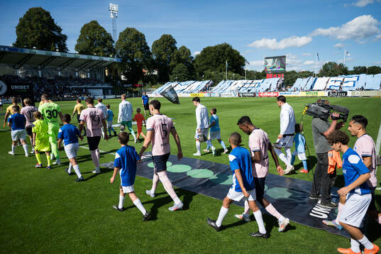 Malmö FFs och Halmstads spelare gör entré