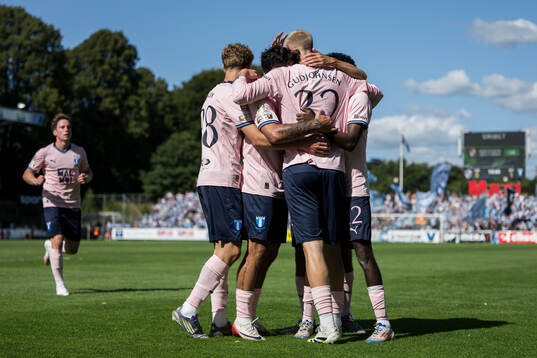 Malmö FFs Daniel Gudjohnsen jublar med lagkamrater