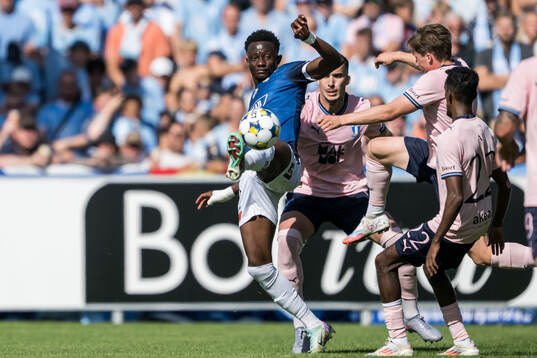 Halmstads Yannick Agnero mot Malmö FFs Andrej Djuric och