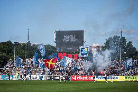 Malmö FFs supportrar med pryoteknik