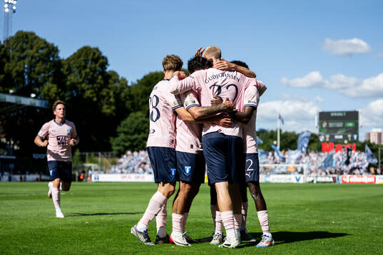 Malmö FFs Daniel Gudjohnsen jublar med lagkamrater