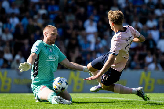 Halmstads målvakt Tim Erlandsson och Malmö FFs Hugo Bolin