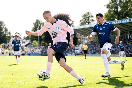 Malmö FFs Daniel Gudjohnsen och Halmstads Pascal Gregor