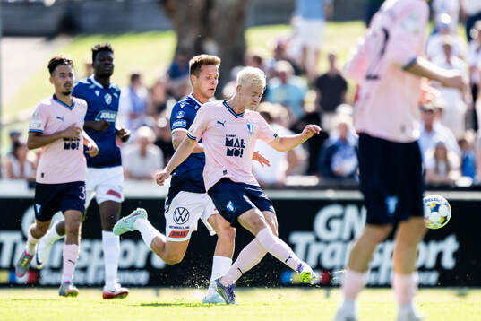 Halmstads Niilo Mäenpää och Malmö FFs Otto Rosengren
