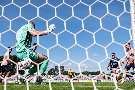 Malmö FFs Colin Rösler gör 0-2 målet bakom Halmstads