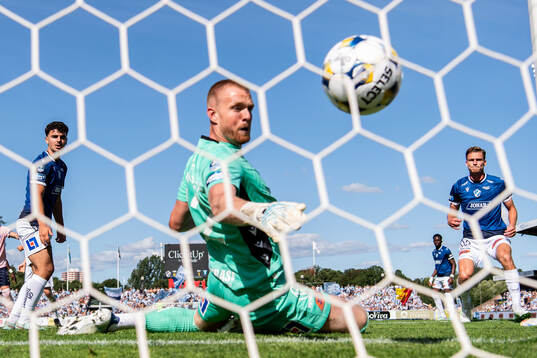Halmstads Bleon Kurtulus, målvakt Tim Erlandsson och