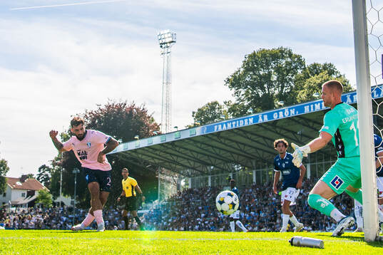 Malmö FFs Sead Haksabanovic skjuter in 0-4 målet bakom
