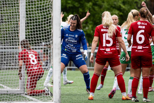 Piteås målvakt Lauren Brzykcy deppar