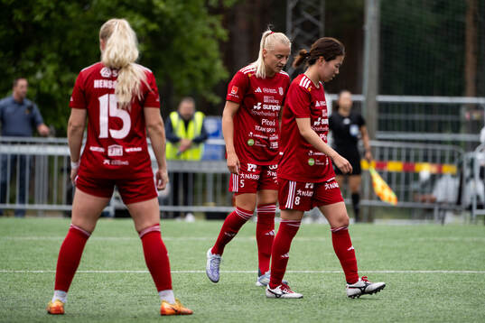 Piteås Wilma Carlsson och Shiho Matsubara deppar