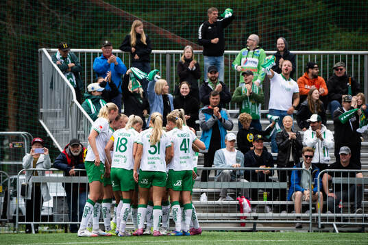 Hammarbys Emilie Bragstad jublar med lagkamrater