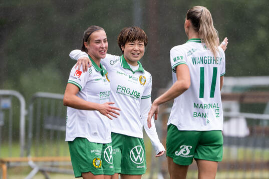 Hammarbys Ellen Wangerheim jublar med Vilma Emilia Koivisto