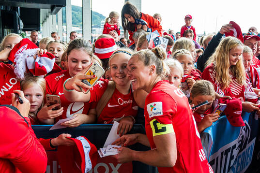 Karoline Heimvik Haugland of Brann taking a selfie with a