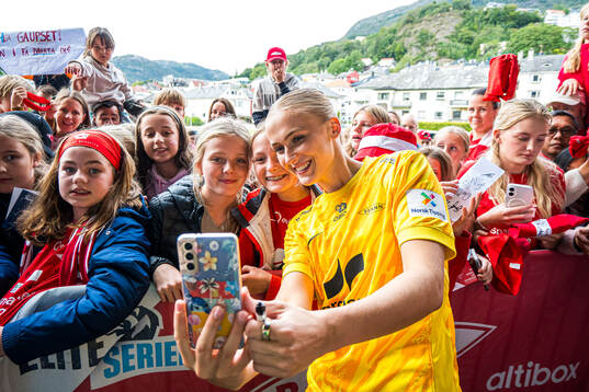 Selma Panengstuen of Brann taking a selfie with a fan