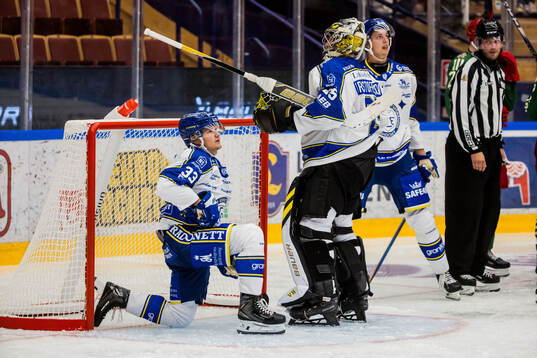 Leksands Olle Strandell och målvakt Robin Christoffersson