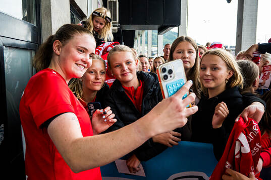 Signe Gaupset of Brann taking a selfie with a fan