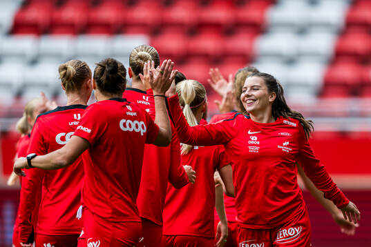 Cecilie Redisch Kvamme of Brann warms up