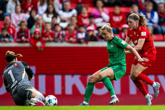 Elise Hove Thorsnes of Vålerenga and Signe Gaupset of Brann