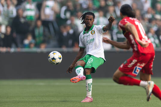 Hammarbys Frank Junior Adjei nder fotbollsmatchen i