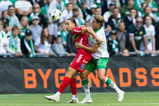 GAIS Amin Boudri i kamp om bollen med Hammarbys Markus