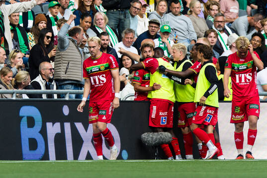 a vänster) gör 1-2 och  jublar med lagkamrater