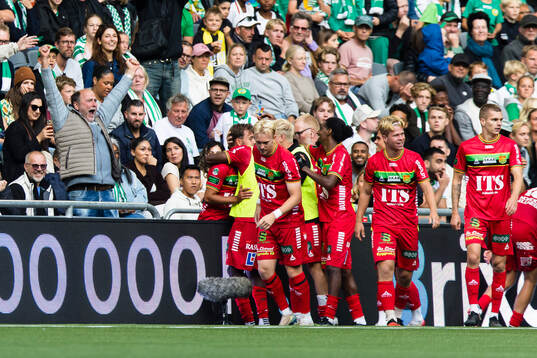 GAIS Edvin Becirovic gör 1-2 och gratuleras av lagkamrater