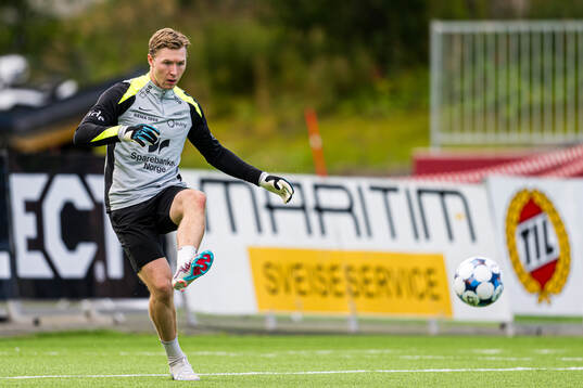 Mathias Dyngeland of Brann warms up