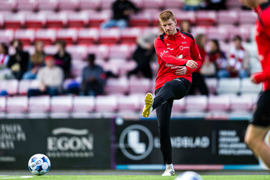 Thore Pedersen of Brann warms up