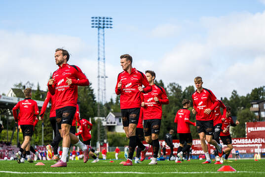 Bård Finne and Emil Kornvig of Brann warms up