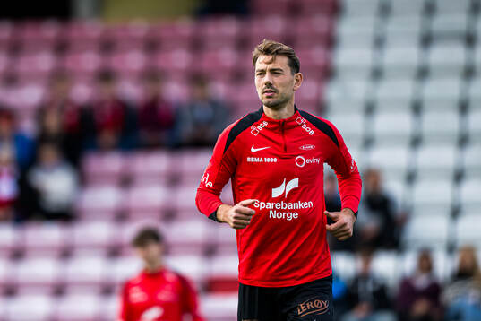 Fredrik Pallesen Knudsen of Brann warms up