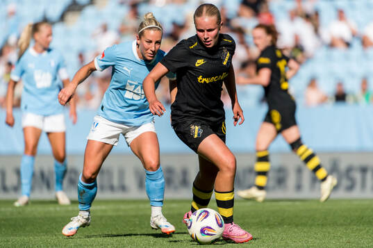 Malmö FFs Mia Persson och AIKs Nova Selin