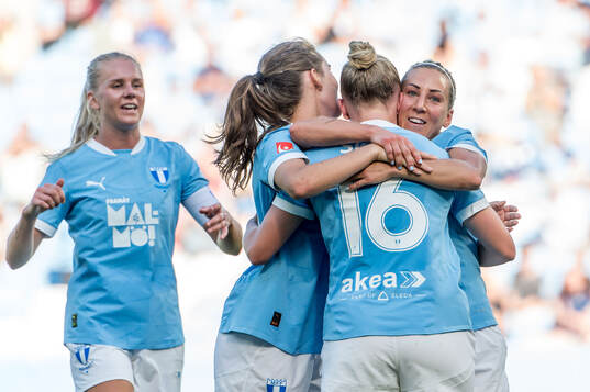 Malmö FFs Tuva Skoog jublar med lagkamrater