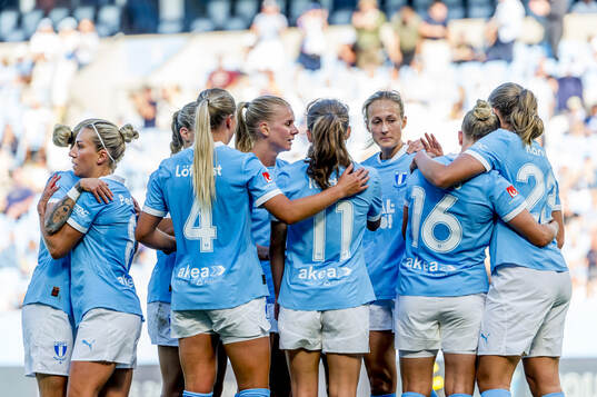 Malmö FFs Tuva Skoog jublar med lagkamraterna