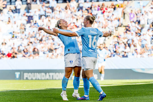 Malmö FFs Mia Persson och Tuva Skoog jublar