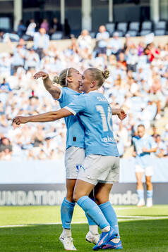 Malmö FFs Mia Persson och Tuva Skoog jublar