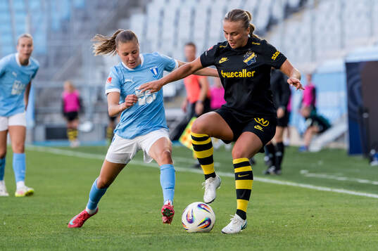 Malmö FFs Katariina Kosola och AIKs Villemo Dahlqvist