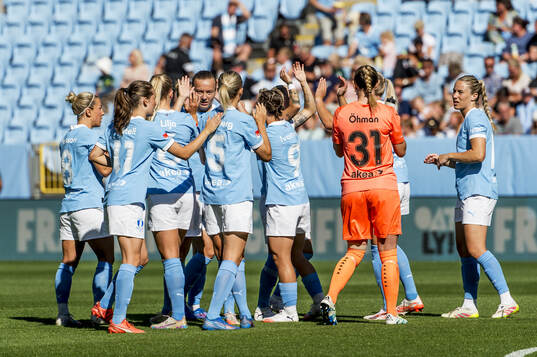 Malmö FFs spelare jublar innan fotbollsmatchen i