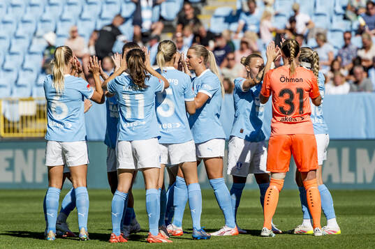 Malmö FFs spelare jublar innan fotbollsmatchen i
