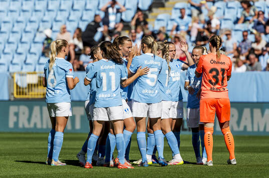 Malmö FFs spelare jublar innan fotbollsmatchen i