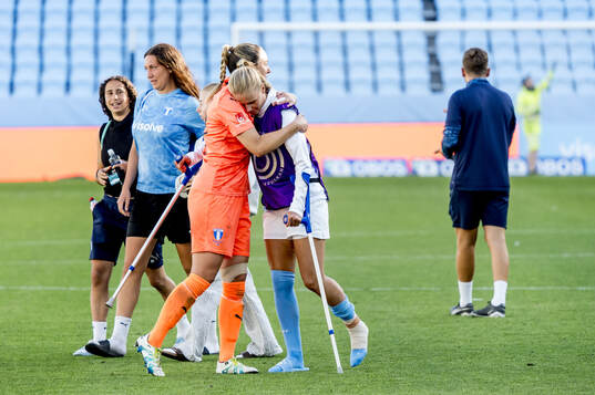 Malmö FFs Nellie Lilja på kryckor kramas om av målvakt