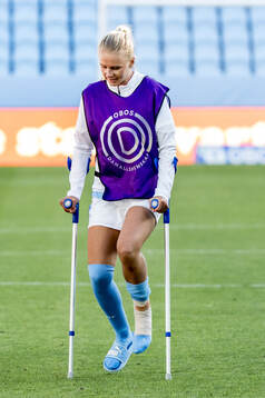 Malmö FFs Nellie Lilja på kryckor