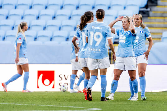 Malmö FFs Mia Persson jublar med lagkamraterna