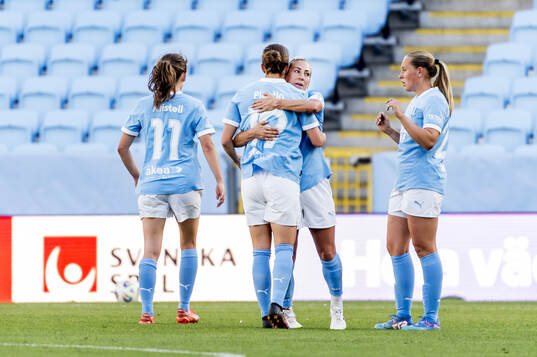 Malmö FFs Mia Persson jublar med lagkamraterna