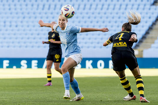 Malmö FFs Courtney Nevin mot AIKs Jennie Nordin