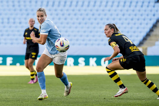 Malmö FFs Courtney Nevin mot AIKs Jennie Nordin