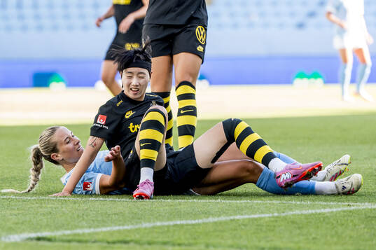 Malmö FFs Courtney Nevin mot AIKs Son Hwayeon
