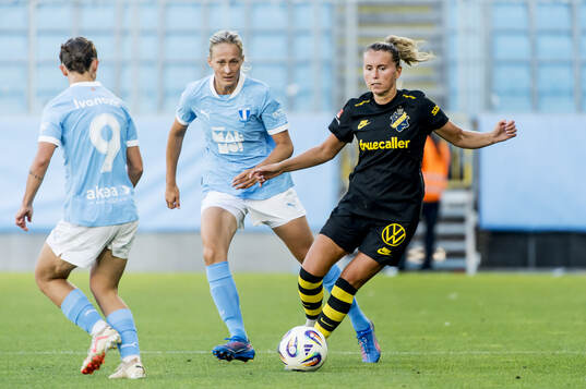 AIKs Adelisa Grabus mot Malmö FFs Sanna Kullberg