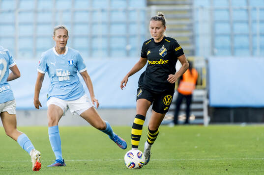 AIKs Adelisa Grabus mot Malmö FFs Sanna Kullberg