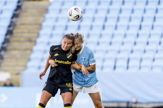 AIKs Adelisa Grabus mot Malmö FFs Sanna Kullberg