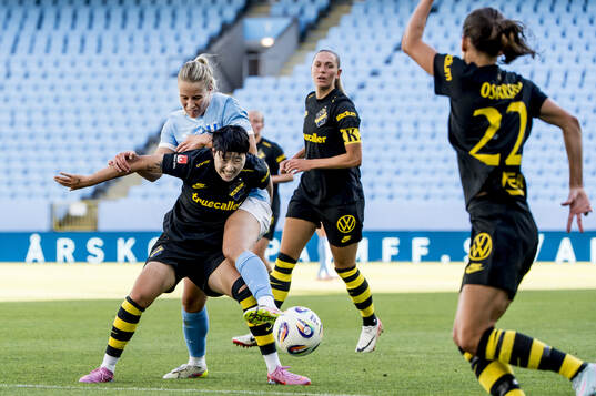 AIKs Son Hwayeon mot Malmö FFs Courtney Nevin